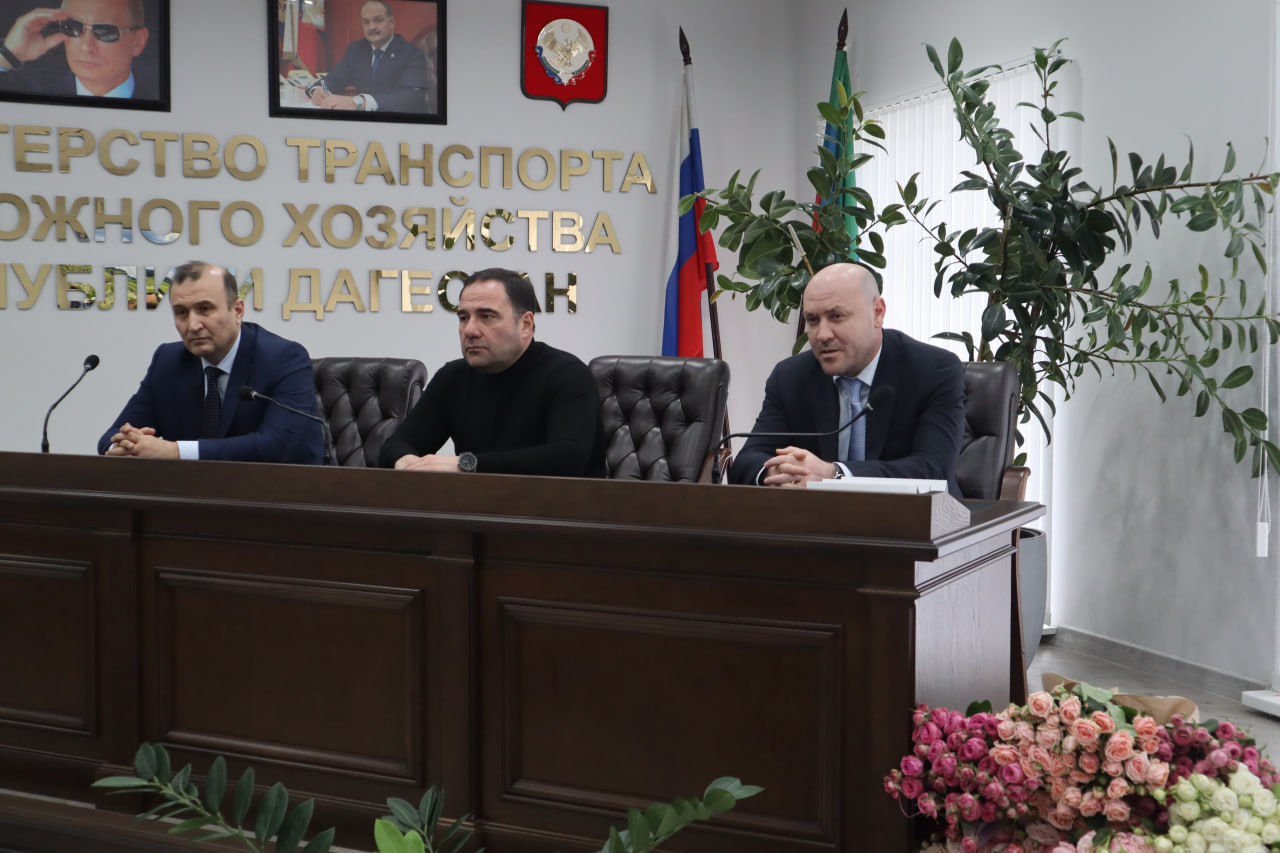 Руководство Минтранса Дагестана поздравило сотрудниц с наступающим 8 Марта